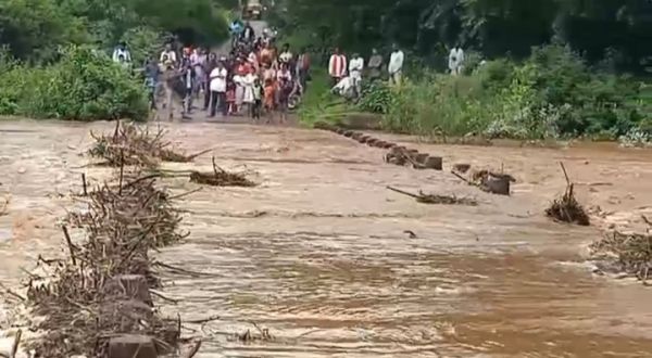 गेउर नदी उफान पर कई गांव का सम्पर्क टुटा, घंटों रहा बाधित