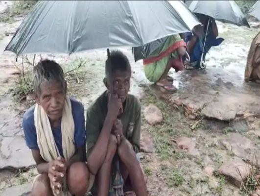 राशन के लिए 5 किलोमीटर पहाड़ चढ़ रहे बुजुर्ग:मोबाइल कनेक्टिविटी नहीं होने से जद्दोजहद; प्रक्रिया ऑफलाइन करने की मांग