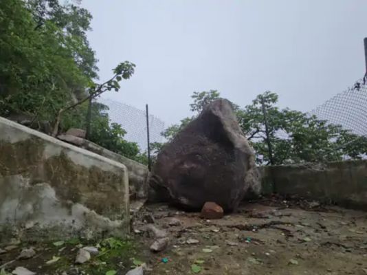 डोंगरगढ़ मां बमलेश्वरी पहाड़ी से गिरी चट्टान