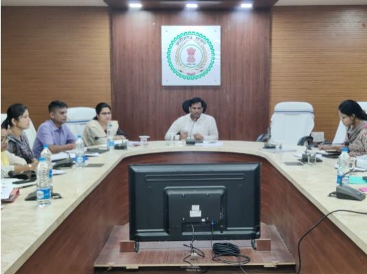 मुख्यमंत्री प्रवास के दौरान की गई घोषणाओं पर त्वरित अमल करने, कलेक्टर द्वारा दिए गए दिशा-निर्देश  -श्रमिकों के लिए शहीद वीर नारायण सिंह श्रम अन्न योजना के तहत अग्रिम कार्यवाही हेतु दिये आवश्यक दिशा-निर्देश  -पंजीकृत श्रमिक अपने श्रमिक कार्ड दिखाकर ले सकेंगे श्रम अन्न योजना का लाभ  -समय सीमा की बैठक संपन्न