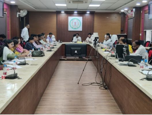 फार्मर रजिस्ट्रेशन के कार्यों में लायें तेजी - कलेक्टर  -साप्ताहिक राजस्व बैठक सम्पन्न