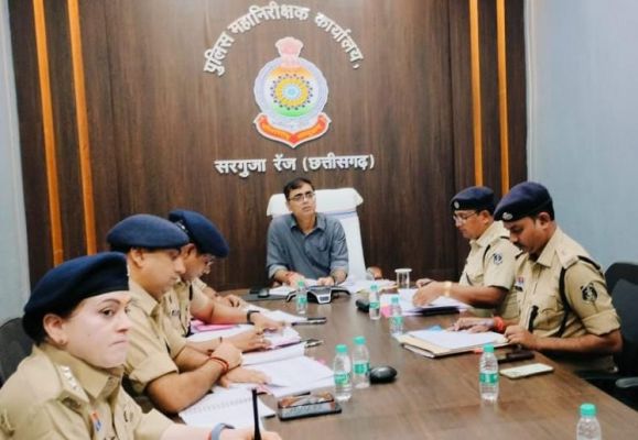 अनियमित वित्तीय कंपनियों के विरुद्ध लंबित प्रकरणों की रेंज स्तरीय समीक्षा बैठक