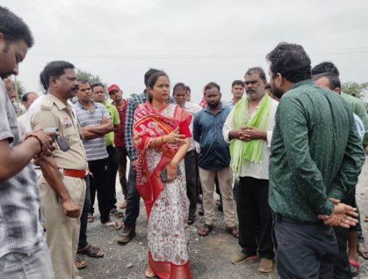 युवक के शव मिलने की सूचना पर क्रेशर खदान पहुंची जिला पंचायत अध्यक्ष सत्यलता आनंद मिरी, लिया जायजा 