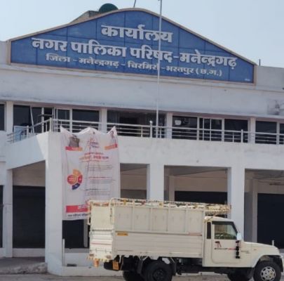 झिरिया मोहल्ला में जलभराव से जनजीवन अस्त-व्यस्त, रेलवे व नगरपालिका की लापरवाही उजागर*