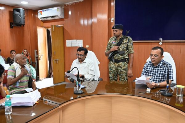 कलेक्टर ने जनदर्शन में सुनी आमजनों की समस्याएं  80 आवेदन हुए प्राप्त, संबंधित अधिकारियों को प्राथमिकता से निराकरण के निर्देश