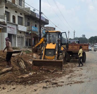 यातायात व्यवस्था को दुरूस्त करने की गई कार्यवाही  सार्वजनिक नाली से हटाया गया अतिक्रमण