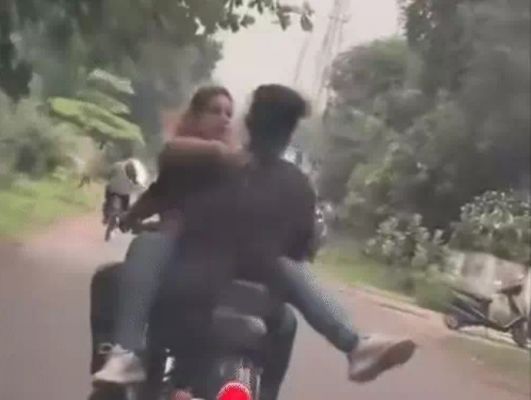 बुलेट की टंकी पर बैठकर बॉयफ्रेंड से लिपटी लड़की