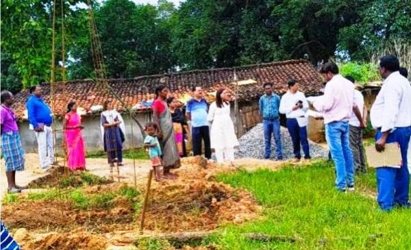 जिला पंचायत सीईओ श्रीमती तोमर ने किया विकासखण्ड शंकरगढ़ का सघन दौरा    विकास कार्यों की समीक्षा कर आवास निर्माण में तेजी लाने के दिए निर्देश 