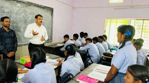 कलेक्टर  गोपाल वर्मा ने रेंगाखार हायर सेकेंडरी स्कूल का किया निरीक्षण