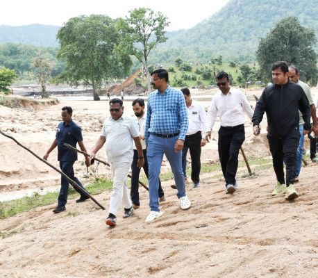 संभागायुक्त श्री दुग्गा, कलेक्टर एवं पुलिस अधीक्षक ने लुत्ती डैम का लिया जायजा  प्रभावित परिवारों का जाना हाल