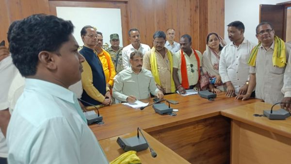 सीएम विष्णुदेव साय का अपमान से भड़के आदिवासी समाज विरोध प्रदर्शन में कहा दोषी को किया जाए गिरफ्तार 