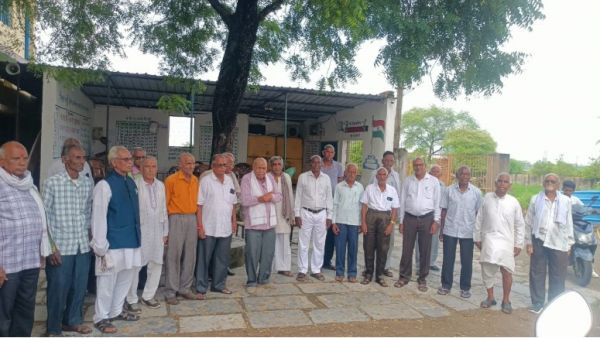 80 वर्ष से अधिक उम्र के पेंशनर का हुआ सम्मान  धारा 49 अनुसूची को विलोपित करने पोस्ट कार्ड अभियान जारी रखने का लिया निर्णय