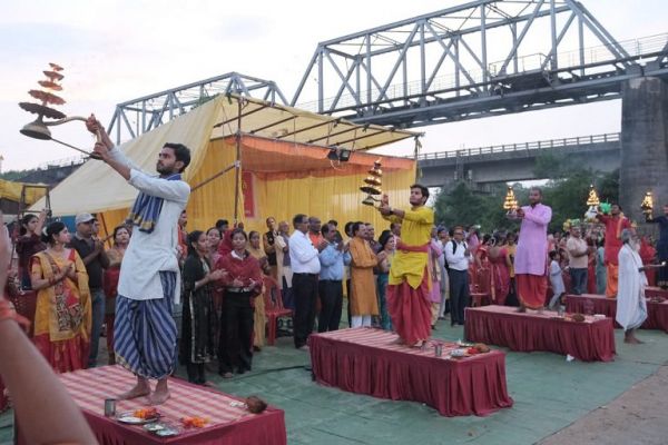 हसदेव नदी संरक्षण के लिए हुई भव्य आरती  भाद्रपद पूर्णिमा पर माँ सर्वमंगला घाट में जुटे पर्यावरण प्रेमी और समाजसेवी