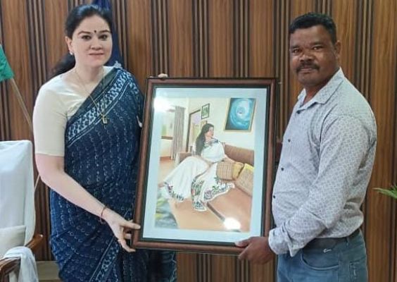 आर्टिस्ट राजकुमार यादव ने एसपी सुश्री अंकिता शर्मा को सौंपा उनका हूबहू पेंटिंग