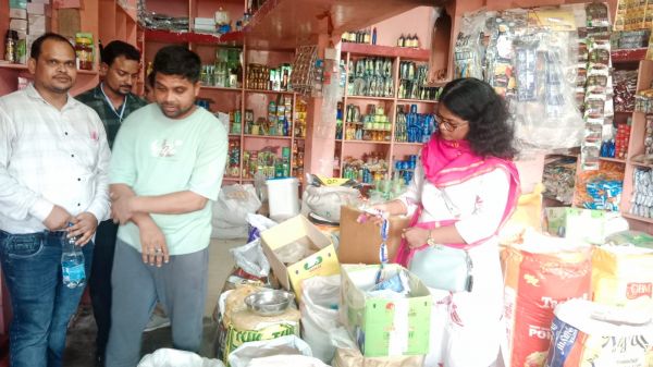 खाद्य दुकानों की जांच कर की गई नमूना संकलन की कार्यवाही