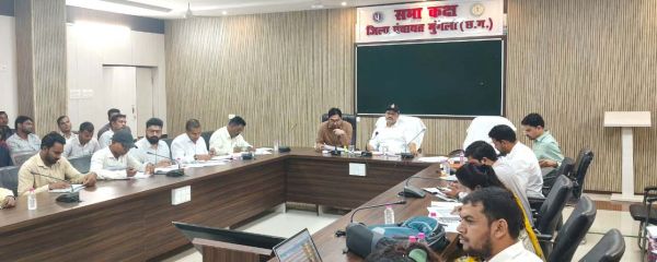 कलेक्टर ने की आवास निर्माण (ग्रामीण) अंतर्गत प्रगति की समीक्षा