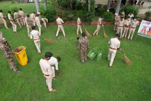 छत्तीसगढ़ रजत महोत्सव अंतर्गत सेवा पखवाड़ा अभियान 2025 के तहत मगरमच्छ संरक्षण आरक्षिति केन्द्र कोटमीसोनार में किया गया स्वच्छता अभियान एवं वृक्षारोपण