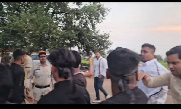 *भाजपा युवा मोर्चा के नेताओं द्वारा आज कवर्धा जिले के माताओं एवं बहनों को माँ बहन की गालियां दे करके जिले को किया गया शर्मसार। 