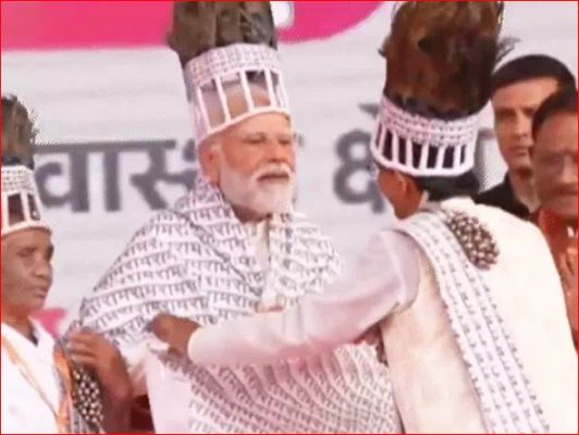 प्रधानमंत्री प्रोटोकॉल तोड़ , मंच पर मोर मुकुट पहना