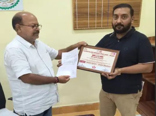 मंत्री नेताम ने कहा कि, अभी भी तुम्हारा खून बहुत फड़फड़ा रहा है।  ऋषि अग्रवाल ने मंत्री की टिप्पणी से व्यथित होकर अपना प्रशस्ति पत्र लौटाया