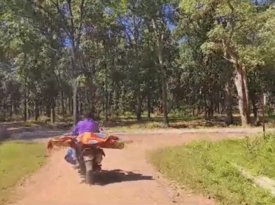 कैंसर-पीड़ित पत्नी को बाइक पर लिटाकर भटक रहा किसान