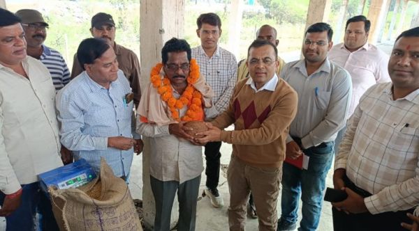 कलेक्टर श्री जन्मेजय महोबे ने खरौद उपार्जन केंद्र में धान खरीदी व्यवस्था का किया निरीक्षण धान बेचने पहुंचे किसान को माला एवं श्रीफल भेंटकर किया सम्मान