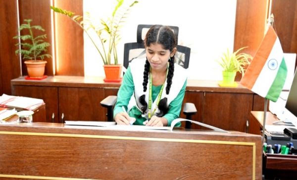 विश्व बाल दिवस पर कक्षा 11वीं की कु. दीक्षा सारथी बनीं प्रतीकात्मक कलेक्टर