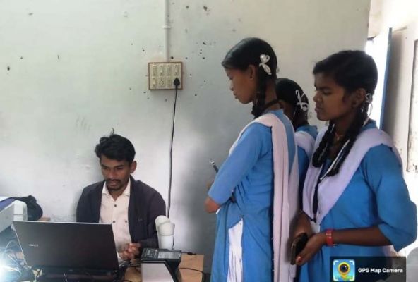 स्कूली बच्चों के आधार में अनिवार्य बायोमेट्रिक अपडेट हेतु संकुल स्तर पर स्कूल में किया गया आधार कैम्प का आयोजन
