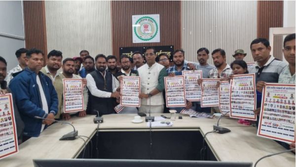 पत्रकारों की आवाज़ बुलंद &mdash; कलेक्टर ने किया पत्रकार सुरक्षा समिति के कैलेंडर का विमोचन