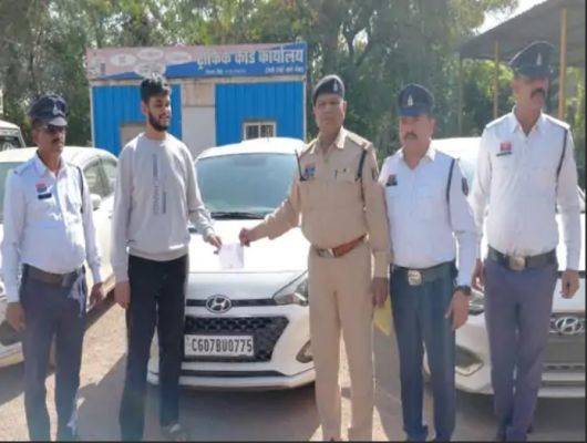 NSUI नेता ने चलती कार का गेट खोलकर किया स्टंट