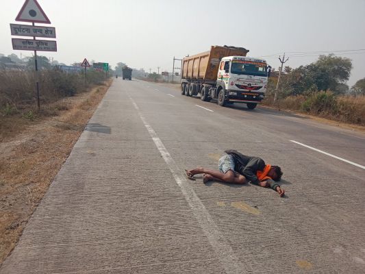 बिलासपुर&ndash;रायगढ़ नेशनल हाईवे 49 पर मानवता शर्मसार, बेसुध पड़े व्यक्ति को नहीं मिली समय पर मदद