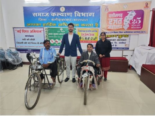 कलेक्टर ने दिव्यांगजनों  को दिया ट्रायसिकल,अब दिनचर्या होगी आसान