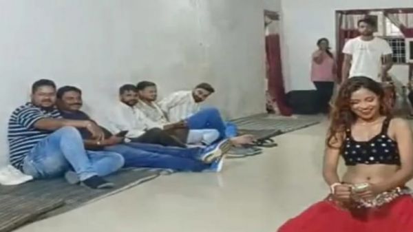 वन विभाग के रेस्ट हाउस में अश्लील डांस,