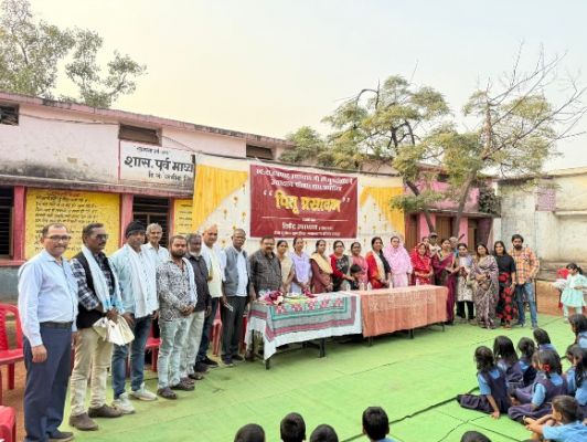 पितरों की स्मृति में सेवा का संकल्प : 350 बच्चों को वितरित की गई पाठ्य सामग्री  स्व. दाऊ प्रसाद उपाध्याय की पुण्यतिथि पर ग्राम चरौदा में &lsquo;पितृ प्रसादम&rsquo; का आयोजन