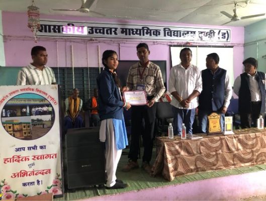 एनएचआरसीसीबी कार्यकर्ता द्वारा शासकीय स्कूल टूंडरी में सम्मान समारोह आयोजित