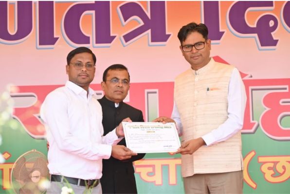 राजस्व और चुनाव संबंधी कार्यों में अच्छा प्रदर्शन करने पर पटवारी प्रदीप हुए सम्मानित 