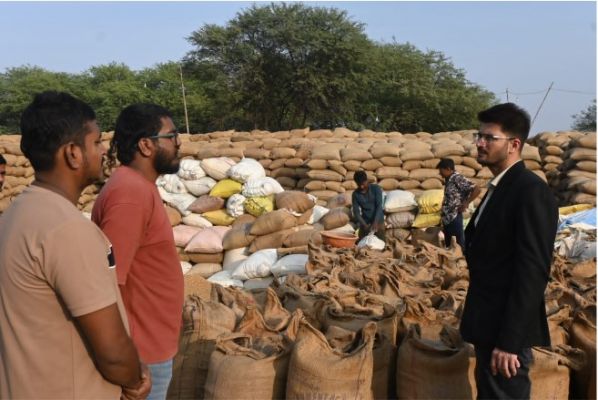 धान खरीदी के अंतिम दिन कलेक्टर ने उपार्जन केंद्रों का. किया औचक निरीक्षण