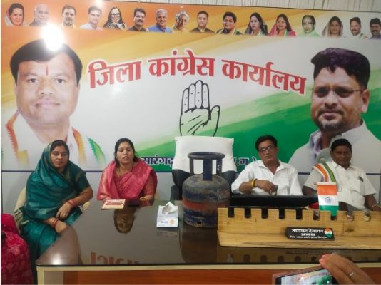 गैस महंगाई और नशे के मुद्दे पर कांग्रेस का हमला: &ldquo;देश मोदी नहीं, ट्रंप के इशारे पर चल रहा&rdquo;...