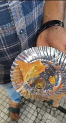 नाश्ते में मिले समोसे से निकली संदिग्ध वस्तु, लोगों में नाराज़गी