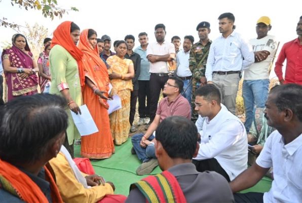 कलेक्टर ने पेड़ के नीचे चौपाल लगाकर सुनी ग्रामीणों की समस्याएं,अधिकारियों को दिये त्वरित निराकरण के निर्देश