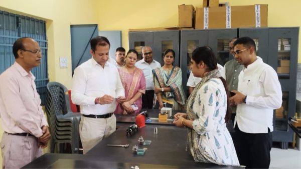 जिले के प्रभारी सचिव ने पीएमश्री स्कूल क किया निरीक्षण  अतिरिक्त क़क्ष निर्माण हेतु प्रस्ताव भेजने एवं व्यवस्थाएं दुरुस्त करने के निर्देश