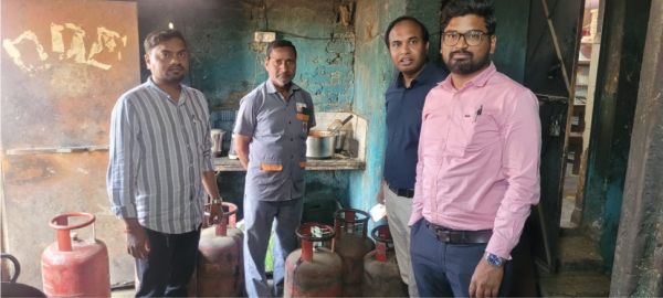 खाद्य-राजस्व विभाग की संयुक्त कार्रवाई  होटलों से घरेलू गैस सिलेंडर किया गया जब्त