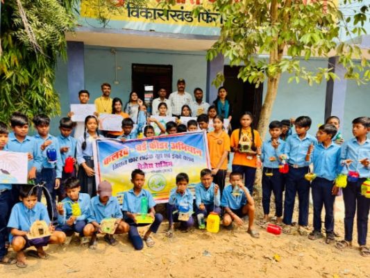 विश्व गौरैया दिवस पर कलरव बर्ड फीडर अभियान - चार वर्षों से यूथ एंड इको क्लब के छात्र बांट रहे बर्ड फीडर