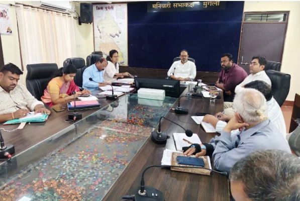 मुंगेली कलेक्टर ने विकास कार्यों की रफ्तार बढ़ाने के दिए निर्देश; लापरवाही पर अफसरों का वेतन रोकने के आदेश