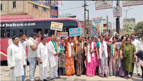 घटिया साड़ी वितरण के विरोध में उतरी महिला कांग्रेस, पड़ाव चौक पर सरकार के खिलाफ प्रदर्शन