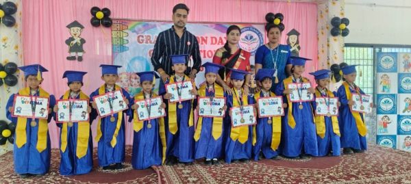 नन्हे सितारों की उड़ान: जीनियस हाइट्स स्कूल में ग्रेजुएशन डे उत्सव धूमधाम से संपन्न 