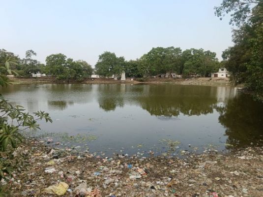 नेंगी तालाब के पास चार चार बोर होने के बाद भी तालाब सूखा,, गंदगी से सराबोर पानी में स्नान कर रहे हैं शहर वासी