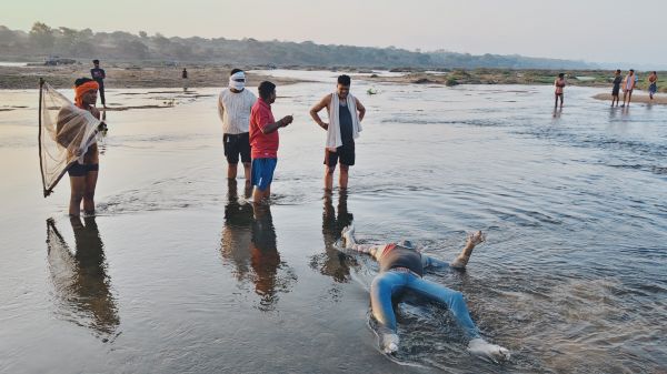 कुदरी बैराज में मिला युवक का शव, शिवम साहू के रूप में हुई पहचान, रिजल्ट खराब आने के बाद बैराज में कूदने की जताई जा रही आशंका