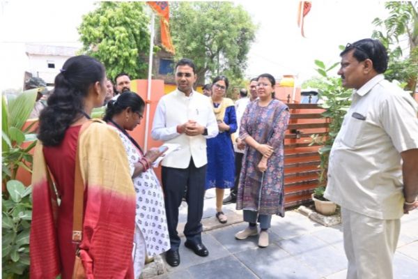 गिंदोला के पुराने स्कूल भवन को डिस्मेंटल कर नया स्कूल भवन निर्माण कराने कलेक्टर से  मिले 