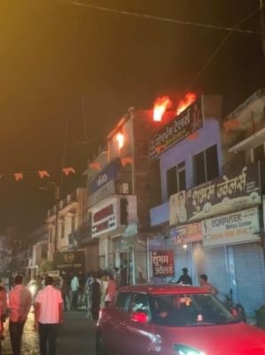 पड़ाव चौक की मोबाइल दुकान में भीषण आग, लाखों का सामान खाक  दमकल की देरी पर उठे सवाल, व्यापारियों ने मांगी मजबूत फायर व्यवस्था